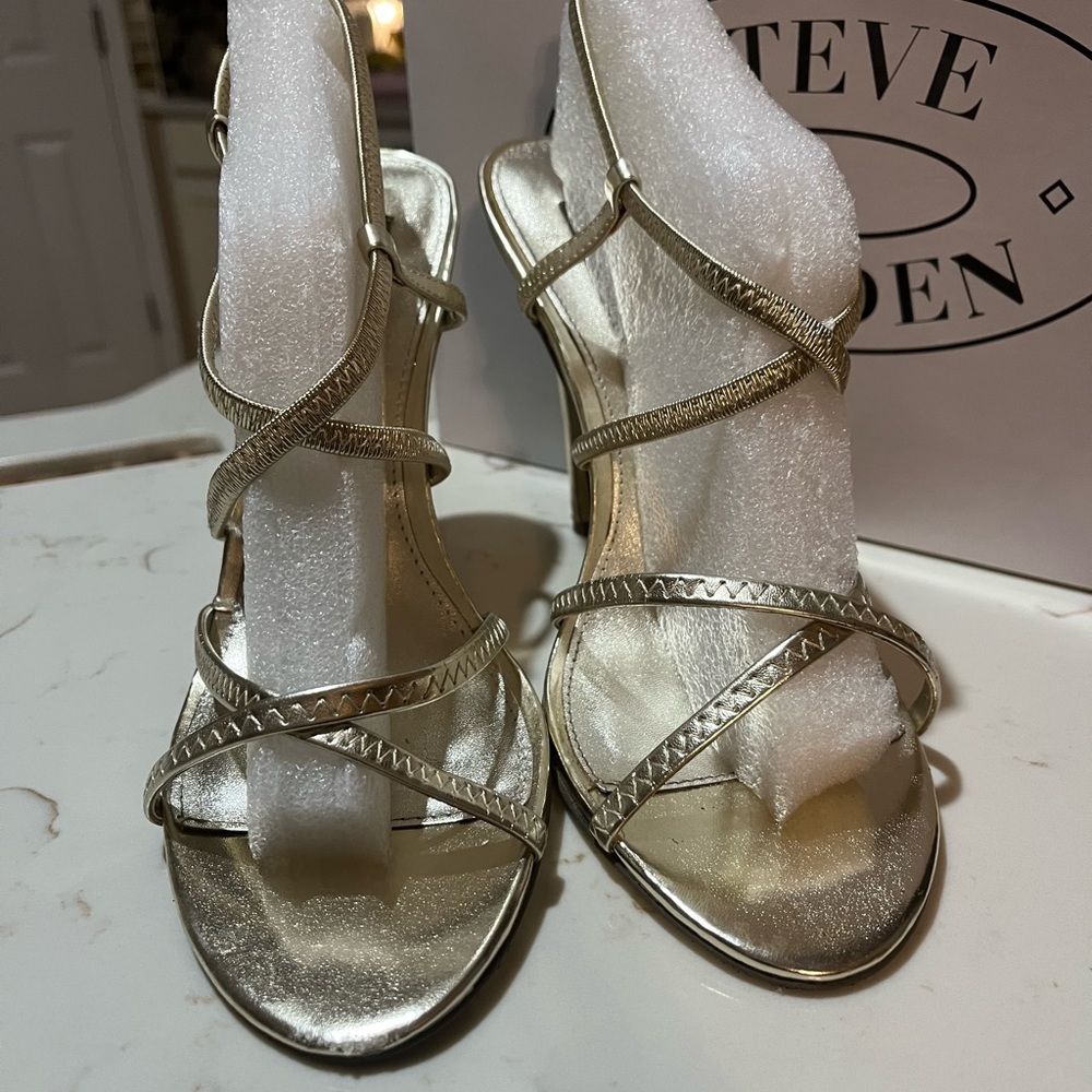 STEVEN MADDEN Daphny Gold Metallic Heels Size 8.5 - Picture 2 of 7